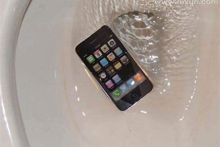 梦见上厕所特别脏手机掉厕所