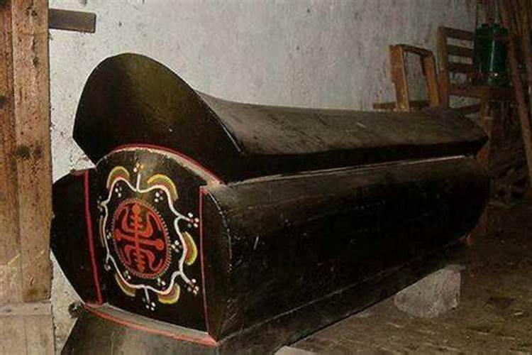 梦见棺材翻倒在地上好不好？