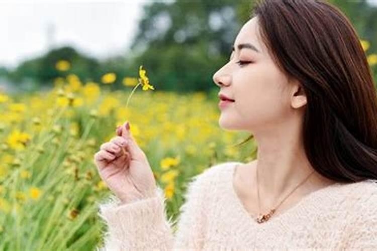 梦见很久没见的男同事抱着我睡觉