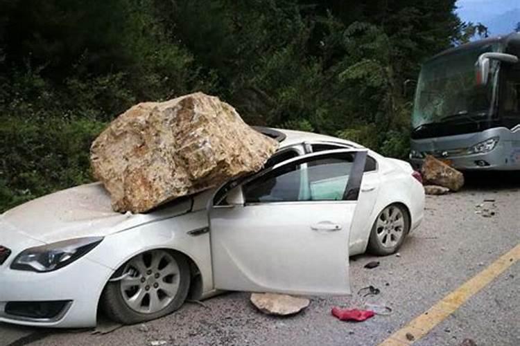 梦到自己有辆豪车但被砸了