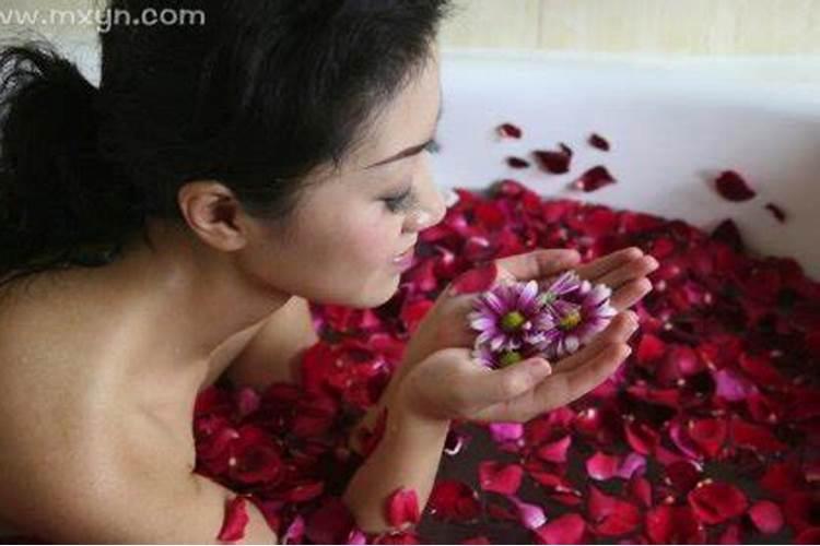 梦见别人在大街上洗澡是什么预兆？