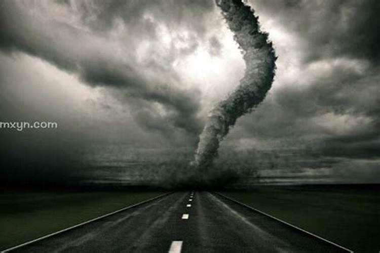 梦见开车遇到龙卷风