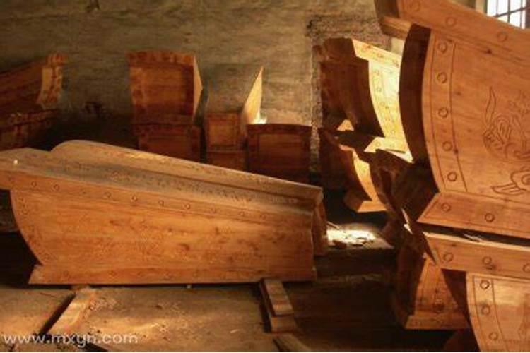 梦见两个棺材出殡什么预兆？