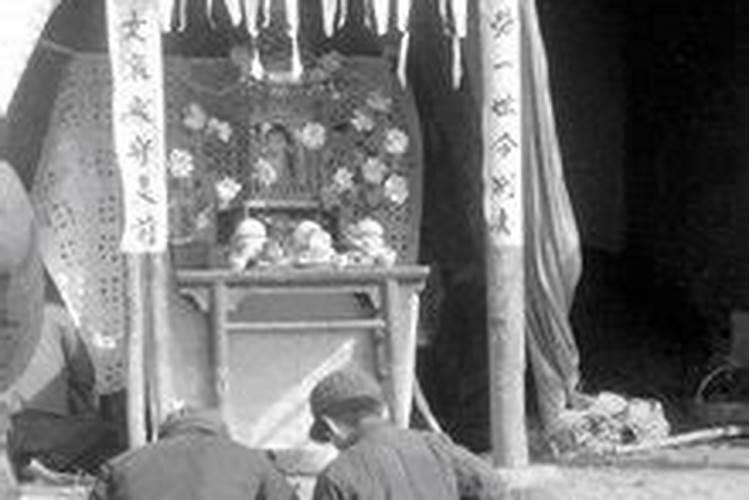 梦见给死去的长辈磕头下跪哭了