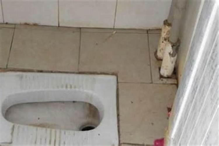 梦见厕所太脏没法下脚走路