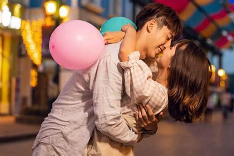 梦见被别人亲吻预示着什么？