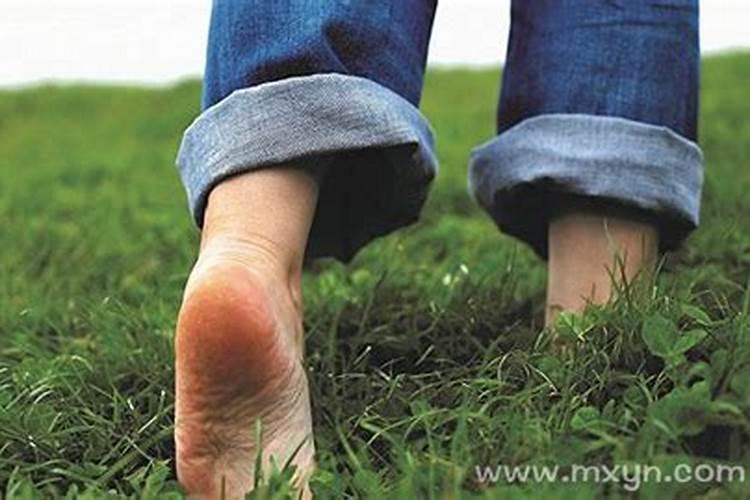 梦见死人还活着说话光脚走路回家