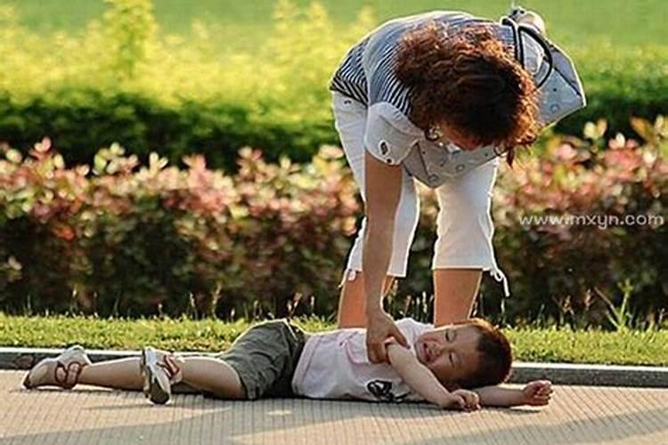 梦见老人摔倒是什么意思呢？