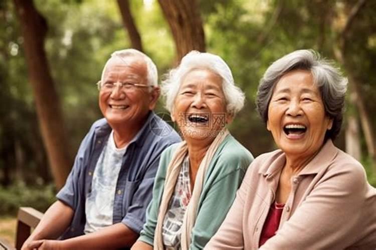 梦见和老人笑着聊天好不好？