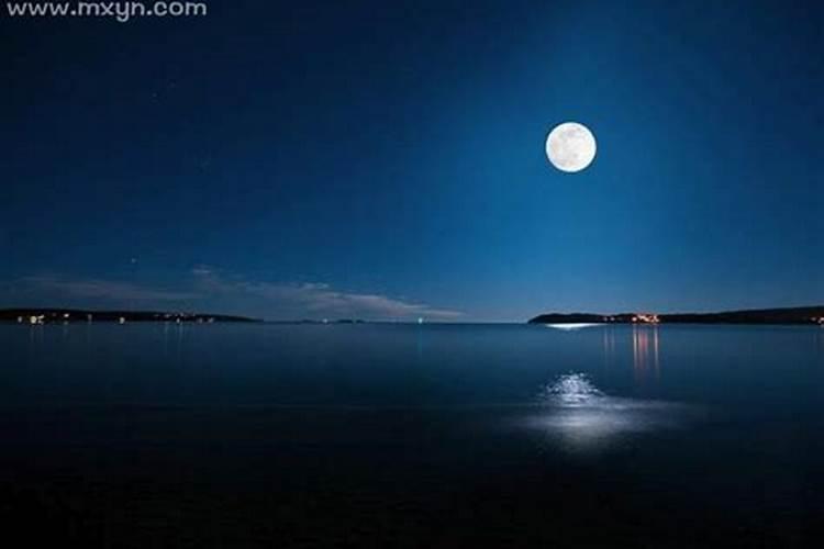 梦见大月亮很低挂空中