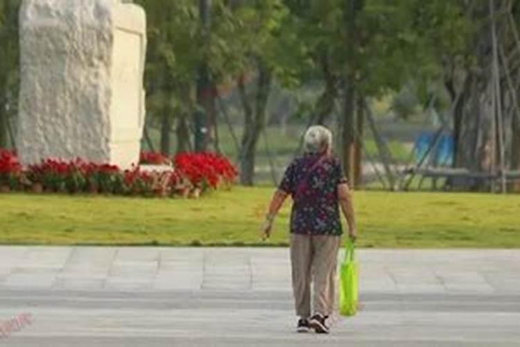 老人梦见死去的亲人