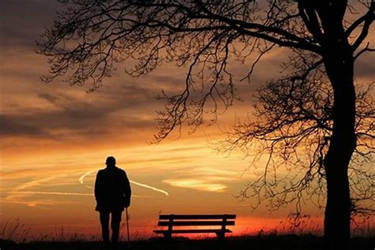 梦见老人去世预示什么梦特别清晰？