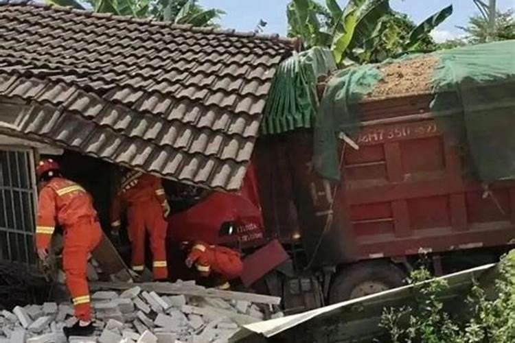 梦见车辆失控把别人房子撞了