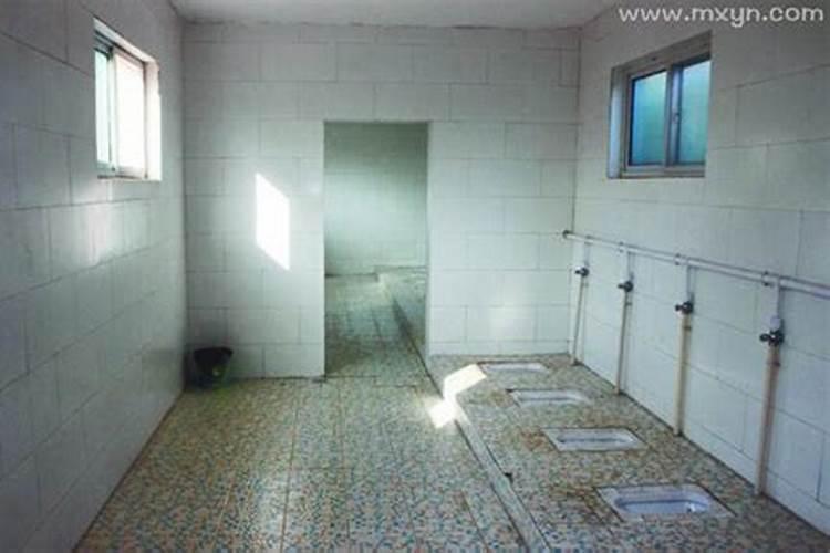 梦见厕所堵了用手清理