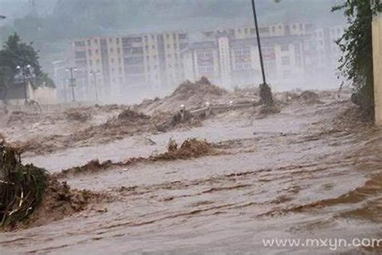 梦见发洪水逃难是什么意思？