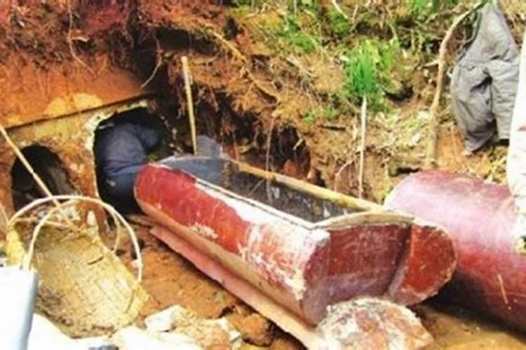 梦见墓地挖开看见棺材