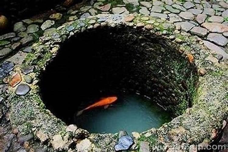 梦见水井里的水往外溢是什么意思？