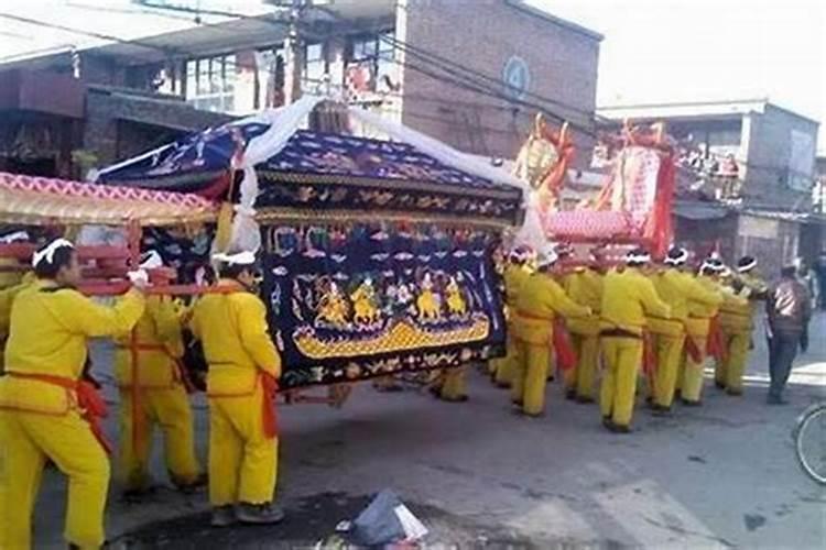 梦见很多人抬棺材路过？