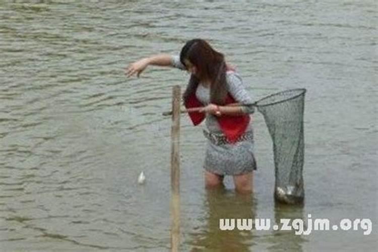 梦见洪水死了很多人？