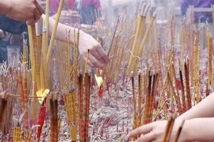 正月初一给财神烧几根香？