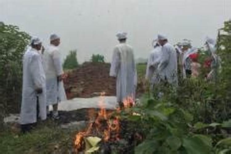 梦见过已故的人的葬礼什么意思？