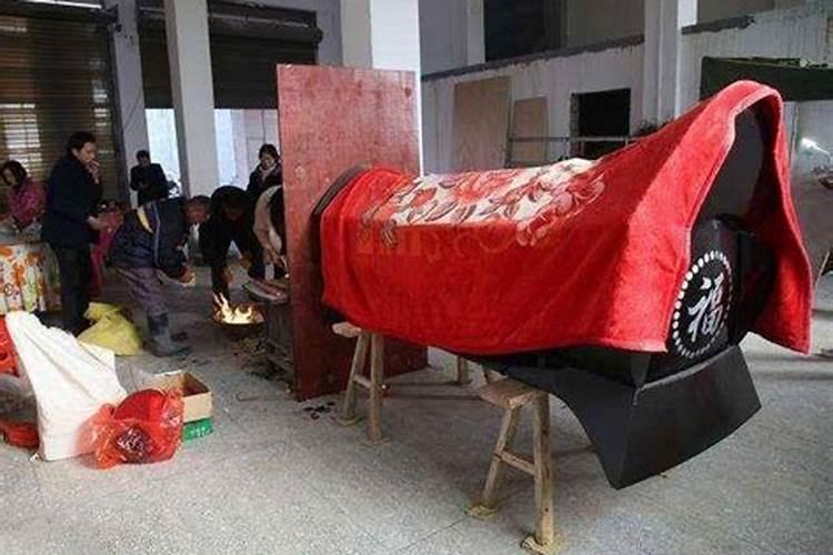 梦见逝去的人的棺材