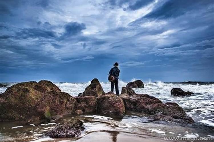 梦见大海涨潮自己骑车骑到了中间