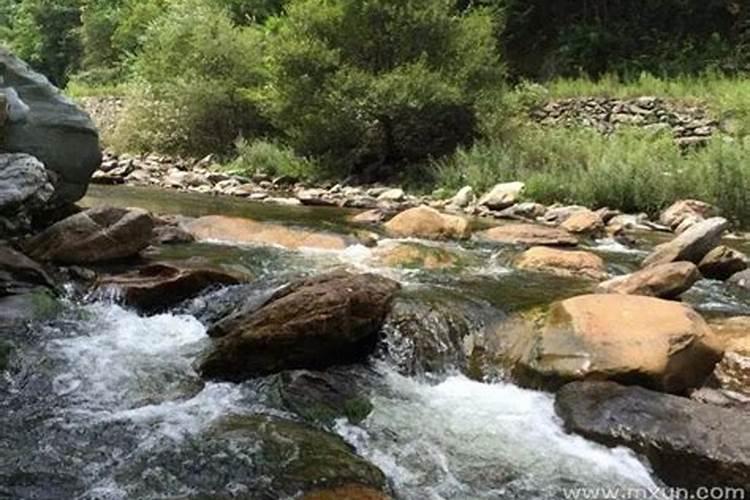 梦见浑浊的水流很急