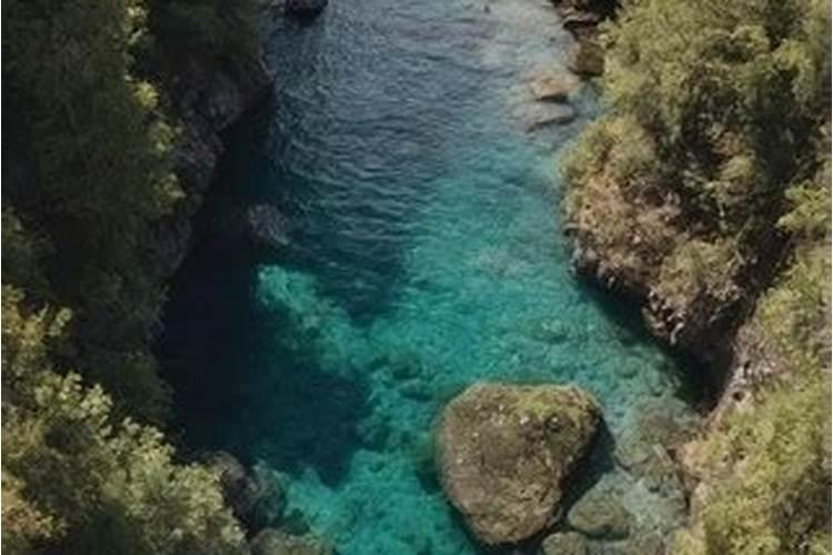 梦见大海的水很蓝很清澈