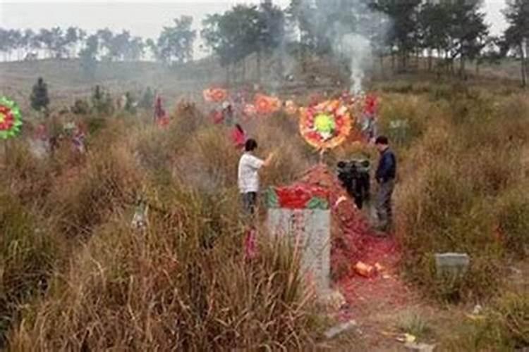 清明节能动坟上的土吗？