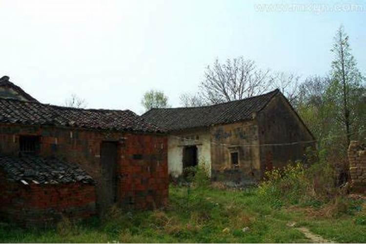 梦见和已故的母亲住老房子