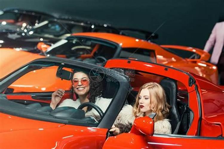 梦到好朋友开自己的红色轿车