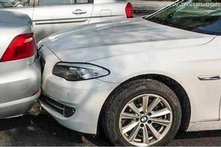 梦见车被撞坏了预示着什么生肖？