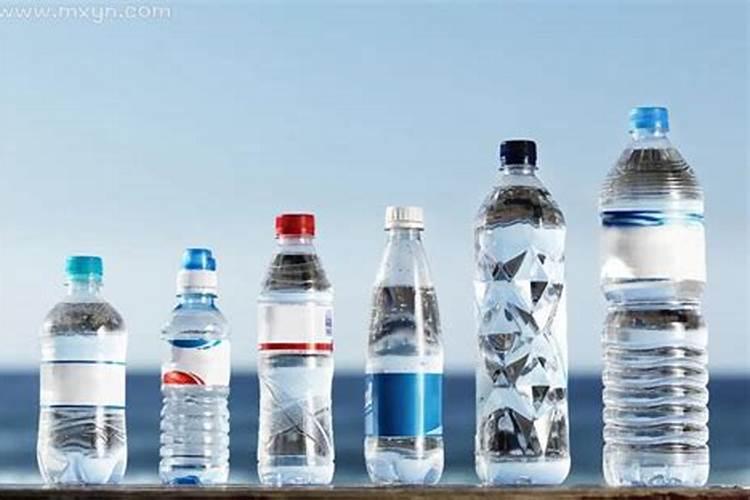 梦见很多瓶矿泉水是什么意思？