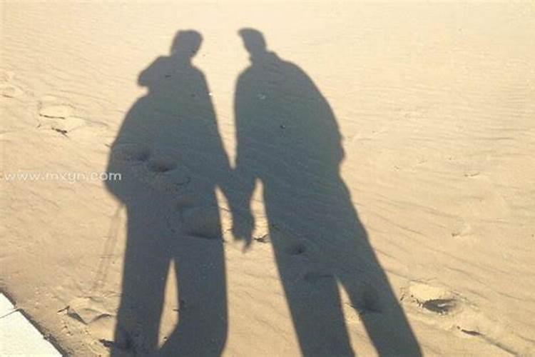 梦见女孩子主动牵我的手什么意思？