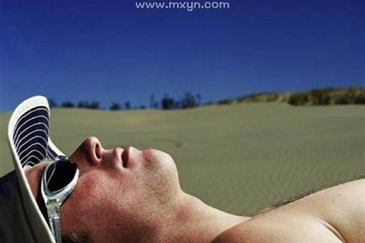 梦见和女人睡在一起用手摸她