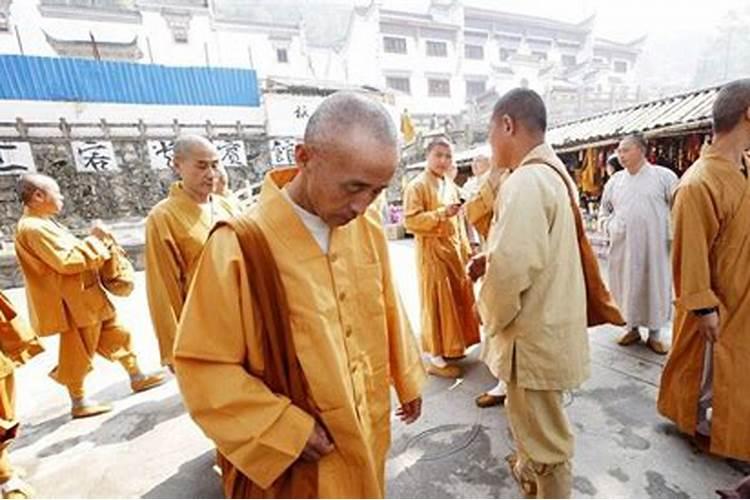 做法事请和尚好还是尼姑好？