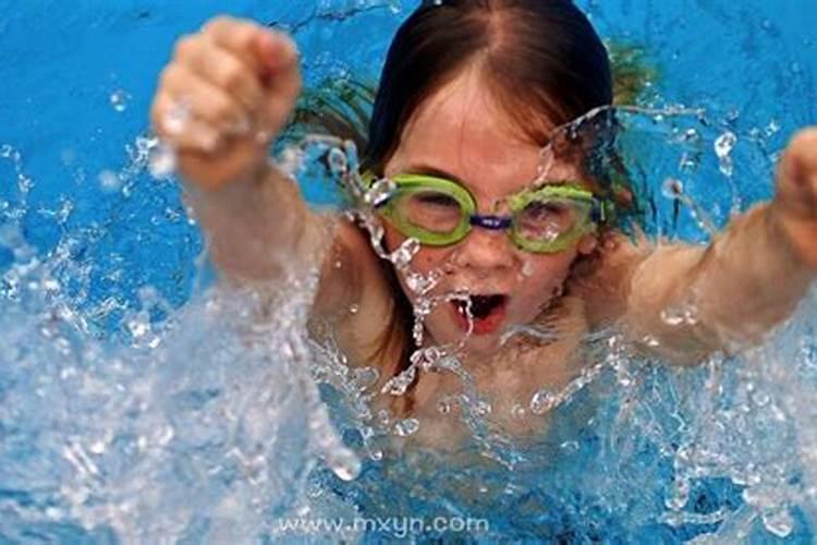 梦见儿子游泳是什么预兆水很冷？