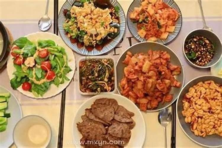 梦见吃饭是什么征兆啊？