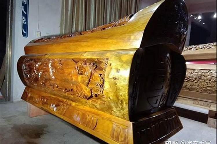 梦见棺材死人是什么意思？