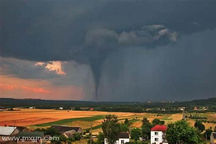 梦见龙卷风吹倒房子里什么意思？