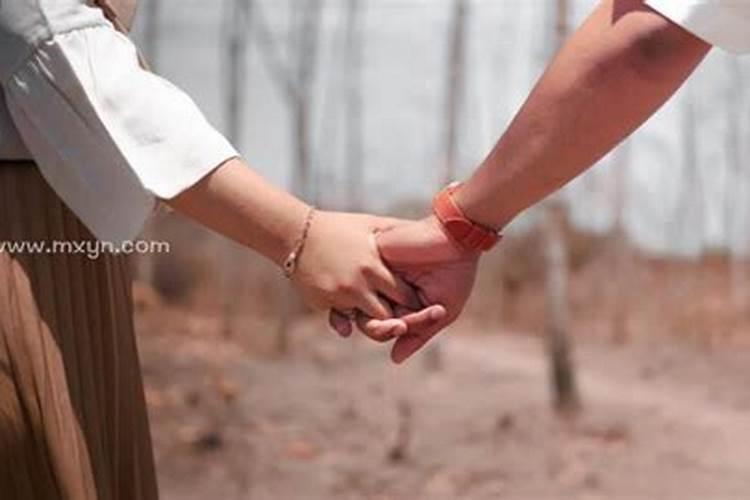 梦见女人主动抱我预示什么预兆？