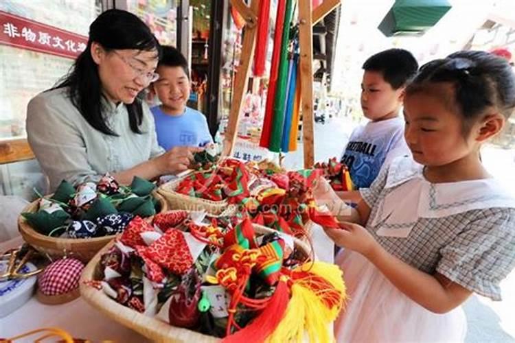 重阳节做香包挂脖子上的习俗