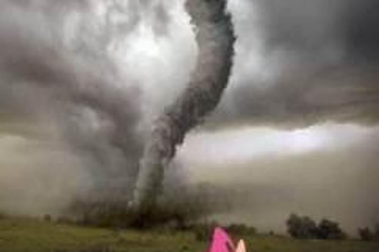 梦见龙卷风刮向自己