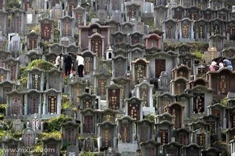 梦到许多墓碑是什么意思？