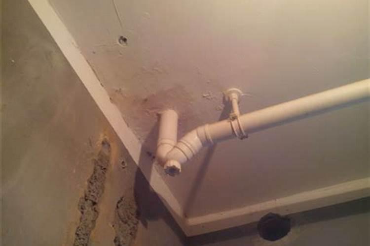 梦到上厕所房顶漏水