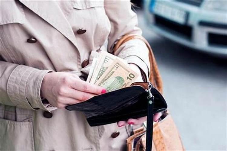 梦见妈妈给我钱代表什么意思？