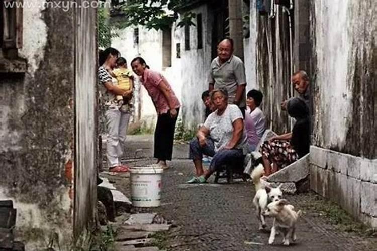 梦见老家的人和事还一起吃饭