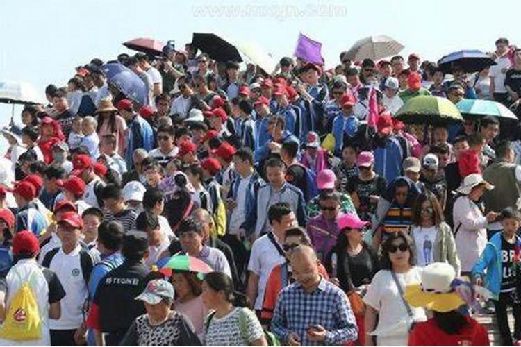 梦见好多人很乱什么意思？