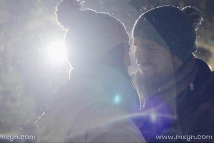 梦见和陌生女人亲热什么征兆？